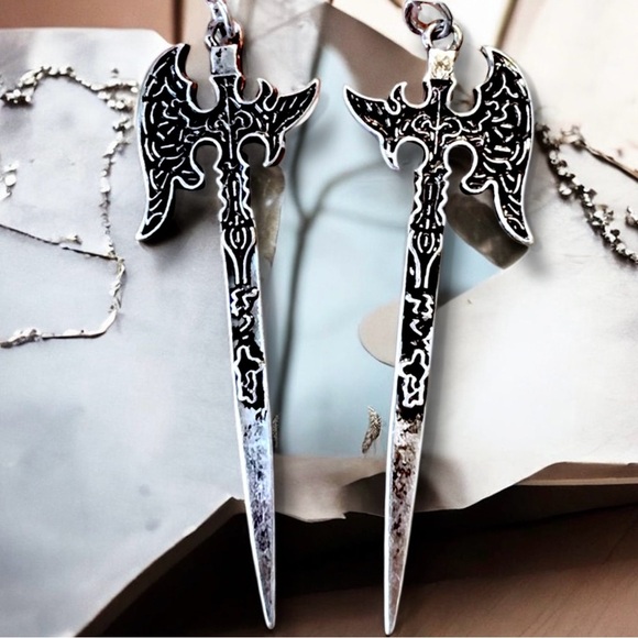 Stylish silver toned axe earrings with detailed design. Perfect for a DND player - Picture 6 of 15
